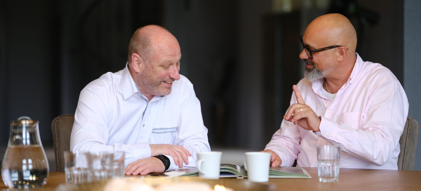 André Weiß und Markus Kerschis im Gespräch am Tisch