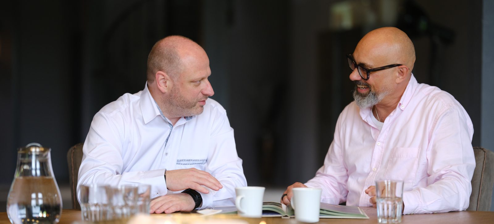 André Weiß und Markus Kerschis im Gespräch über Unterlagen